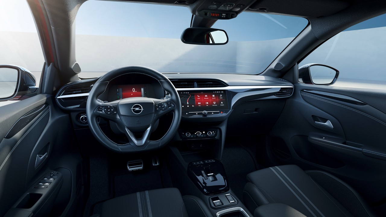 Seitenansicht des Innenraums eines Opel Corsa Electric vom Beifahrersitz aus 