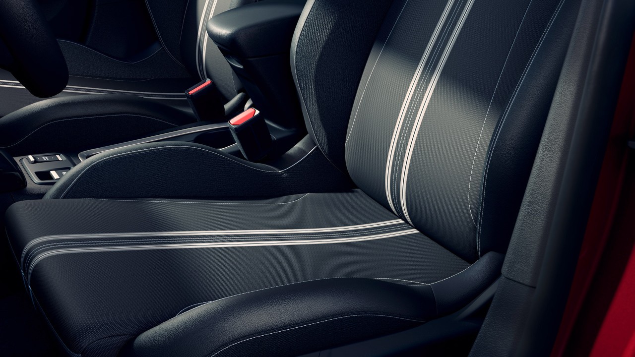 Nahaufnahme des zweifarbigen Sitzes des Opel Corsa in Schwarz und Grau